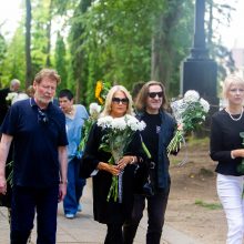 Aktorius R. Karvelis į paskutinę kelionę išlydėtas plojimais: atgulė šalia sūnaus