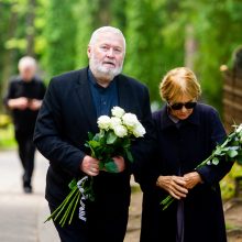 Aktorius R. Karvelis į paskutinę kelionę išlydėtas plojimais: atgulė šalia sūnaus