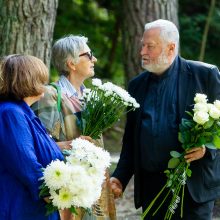 Aktorius R. Karvelis į paskutinę kelionę išlydėtas plojimais: atgulė šalia sūnaus