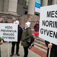 Prie Seimo susirinkę onkologiniai ligoniai priminė: vėžys – ne sloga