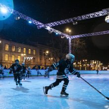 Sostinės Lukiškių aikštėje atidaryta ledo čiuožykla
