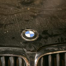 Kaune BMW įlėkė į namo tvorą: vairuotojas – neblaivus