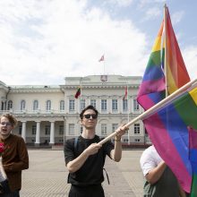 LGBT bendruomenė paragino prezidentą įsisegti vaivorykštės spalvų ženklelį