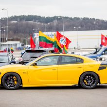 Kovo 11-osios tautininkų eitynes pakeitė „važiuotynės“: Vilniuje susirinko apie 200 automobilių