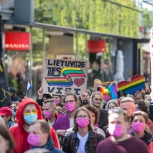 Į LGBT parado dalyvius skriejo ir žali kiaušiniai: kliuvo kavinės klientams