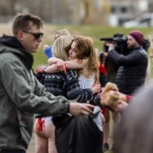 80 moterų prie Rusijos ambasados ragino nutraukti agresiją prieš ukrainietes