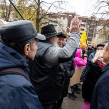 Tūkstantinis mitingas dėl NT mokesčio: uždaromas vienas iš Seimo įėjimų