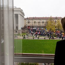 Tūkstantinis mitingas dėl NT mokesčio: uždaromas vienas iš Seimo įėjimų