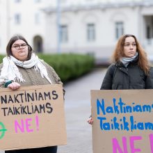 Daukanto aikštėje – demonstracija dėl naktinių taikiklių įteisinimo: prašo vetuoti Seimo sprendimą