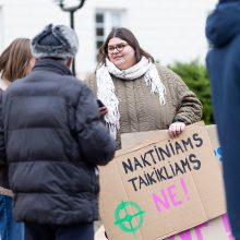 Daukanto aikštėje – demonstracija dėl naktinių taikiklių įteisinimo: prašo vetuoti Seimo sprendimą