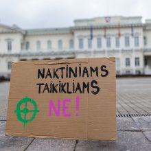 Daukanto aikštėje – demonstracija dėl naktinių taikiklių įteisinimo: prašo vetuoti Seimo sprendimą