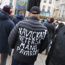 Po K. Navicko pasisakymo žemdirbiai ėmė skanduoti: „Gėda! Gėda!“