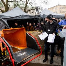 Po K. Navicko pasisakymo žemdirbiai ėmė skanduoti: „Gėda! Gėda!“