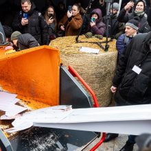 Po K. Navicko pasisakymo žemdirbiai ėmė skanduoti: „Gėda! Gėda!“