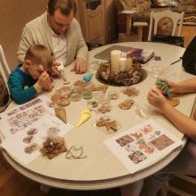 Nors prieš šventes Liudas Mikalauskas labai užimtas, laiko imbieriniams sausainėliams kepti laiko atranda. 