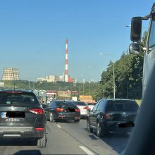 Vilniaus gatvėse – chaosas: automobiliai stringa ilgose spūstyse