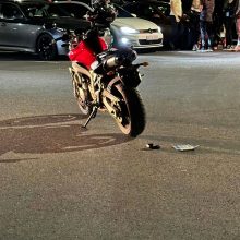 Prie Kauno pilies – konfliktas: BMW „piešė saules“ ir kliudė motociklą
