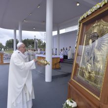 Popiežius Agluonoje prašo latvių aukotis kitų labui