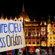 Vengrijoje protestuojančius parlamentarus išmetė iš valstybės transliuotojo būstinės