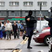 Baltarusijos opozicijai siekiant pakartotinių rinkimų vėl suiminėjami protestuotojai