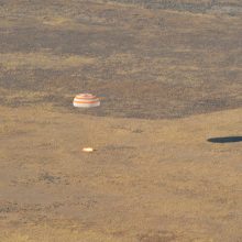 JAE, JAV ir Rusijos astronautai iš TKS sėkmingai grįžo į Žemę