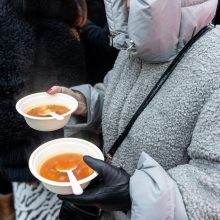 D. Nausėdienė vaišino maltiečių sriuba ir ragino aukoti seneliams