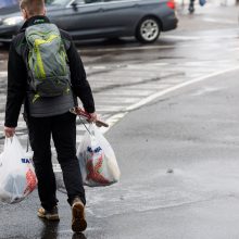 Karštinė prieš šventes: tautiečiai plūsta į prekybos centrus, gatvėse – didžiulės spūstys