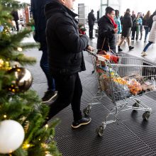 Karštinė prieš šventes: tautiečiai plūsta į prekybos centrus, gatvėse – didžiulės spūstys