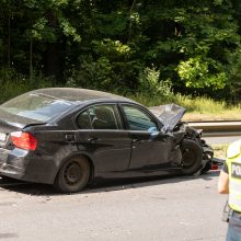 Vilniuje – smarki avarija: „Honda“ apsivertė ant stogo, BMW atsitrenkė į atitvarus, prireikė medikų