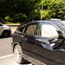 Vilniuje – smarki avarija: „Honda“ apsivertė ant stogo, BMW atsitrenkė į atitvarus, prireikė medikų