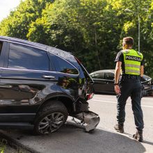 Vilniuje – smarki avarija: „Honda“ apsivertė ant stogo, BMW atsitrenkė į atitvarus, prireikė medikų