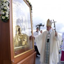 Popiežius Agluonoje prašo latvių aukotis kitų labui