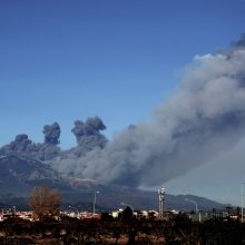 Išsiveržus Etnos ugnikalniui uždaryta aplinkinė oro erdvė