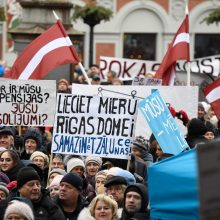 Šimtai žmonių Rygoje susirinko į mitingą paremti merą N. Ušakovą