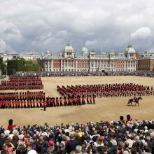 Britanijoje iškilmingai švenčiamas karalienės Elizabeth II oficialusis gimtadienis