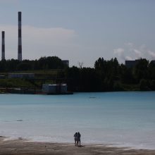 Dėl pramonės atliekų sąvartyno ežero vaizdų internautai negaili sveikatos