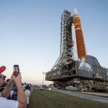 Didžiulė NASA skrydžių į Mėnulį raketa vežama į starto aikštelę