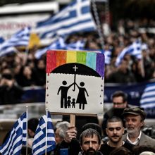 Tūkstančiai graikų protestavo prieš tos pačios lyties asmenų santuokas ir įsivaikinimą