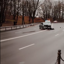 Ant Parodos kalno automobilis kliudė kelio atitvarus: vairuotoja išvežta į Kauno klinikas