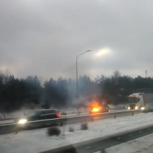 Vilniuje atvira liepsna degė BMW