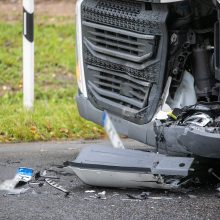 Avarija Švenčionių rajone: „Audi“ susidūrė su vilkiku, nukentėjo trys žmonės 