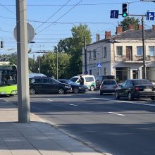 Judrioje Kauno sankryžoje – avarija: nusidriekė automobilių eilės