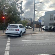 Kaune – avarija: BMW atsidūrė ant šaligatvio, vairuotojas išvežtas į gydymo įstaigą
