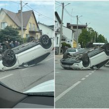 Nelaimė Žeimenos gatvėje: kas nutiko, kad apvirto automobilis?