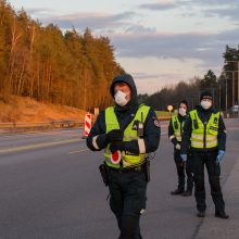 Lietuvoje apribotas žmonių judėjimas, policija įrengė 300 postų