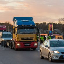 Lietuvoje apribotas žmonių judėjimas, policija įrengė 300 postų