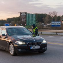 Lietuvoje apribotas žmonių judėjimas, policija įrengė 300 postų