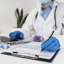Įvardijo, kada ES turėtų pasiekti omikron atmainai pritaikytos vakcinos