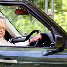 Kelyje: Elžbieta II mieliausiai sėsdavo prie „Range Rover“ vairo.