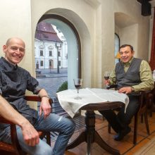 restorano „Medžiotojų užeiga“ virtuvės šefas Arūnas Bansevičius ir restorano vadovas Ričardas Mačiulaitis įsitikinę, kad skaniausi patiekalai gimsta nebijant eksperimentuoti.